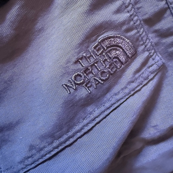 The North Face Women Cargo Buckle Pant Short Court zipper Pockets  Gray size 8 - Picture 13 of 16